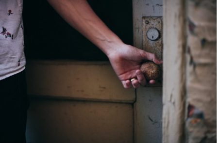 Prestamistas Usureros y Desahucios de Alquiler - Imagen Puerta Vivienda