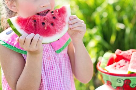 niña comiendo
