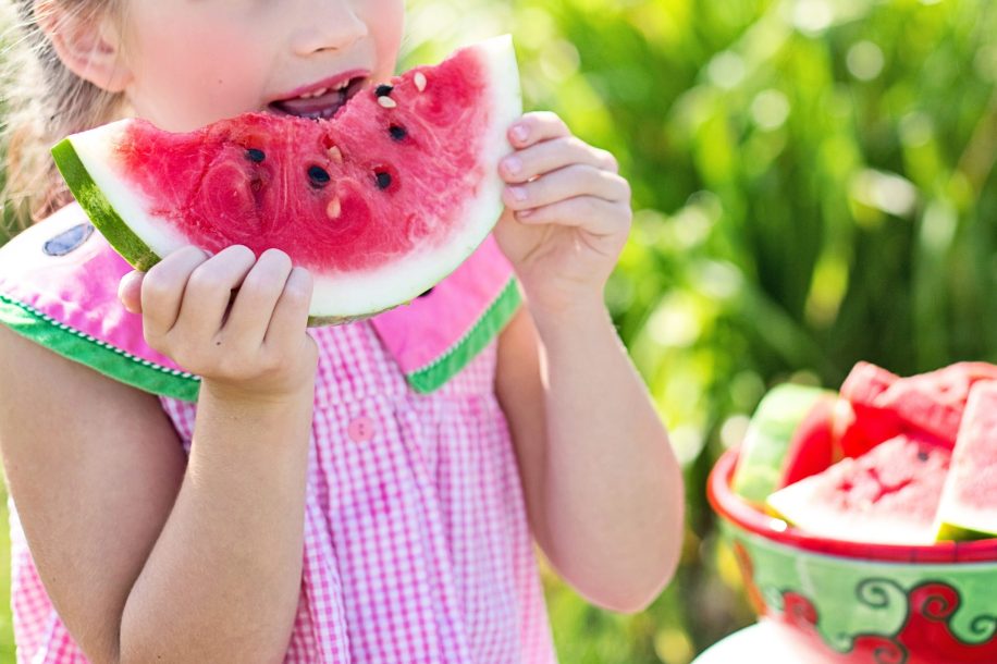 niña comiendo