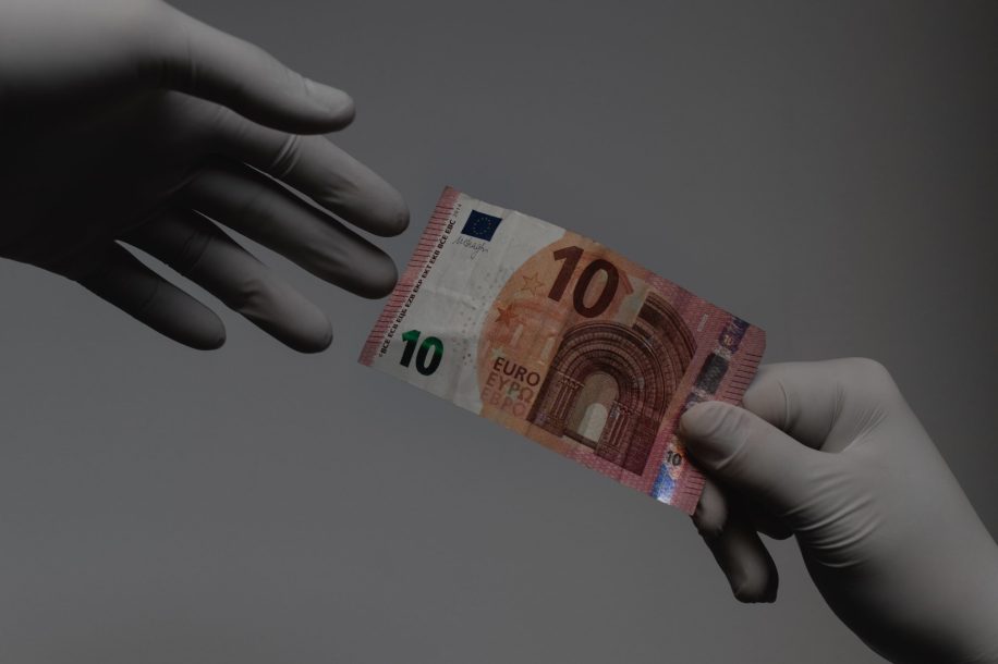 people-exchanging-money-3959485